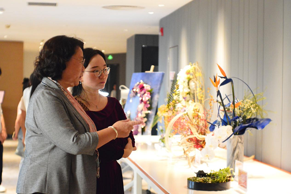 2执行校长程玮(左1 )参观作品展.png