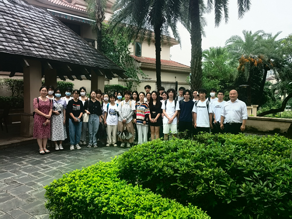 22师生在岭南古典园林——余荫山房合影留念.png