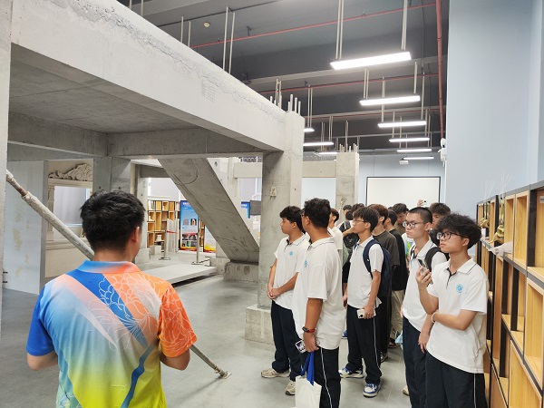 333实验员带领新生参观粤港澳大湾区装配式建筑技术培训中心.jpg