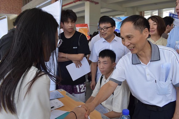 建筑工程学院郭保生院长和院领导一起走访看望来学校招聘的企业招聘官.jpg